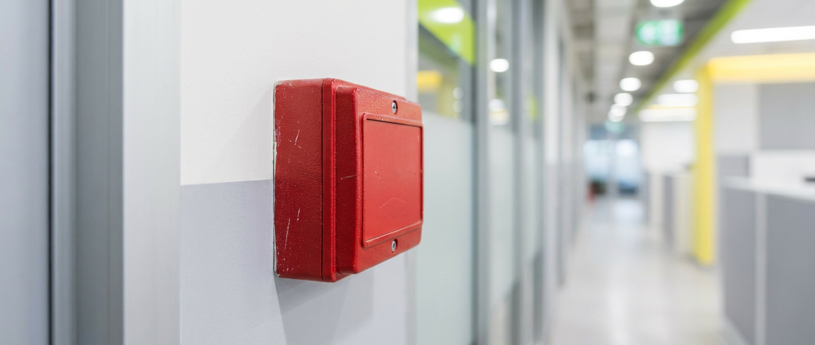 Ручной пожарный извещатель на объекте